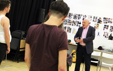 Anthony Hopkins working with students on 'Three Sisters'