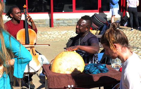 Sidiki Dembele holds a spontaneous calabash tutorial with our first-year Music students in the courtyard outside, accompanied by a fellow musician on cello 